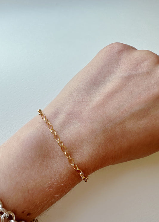 Dainty Oval Bracelet